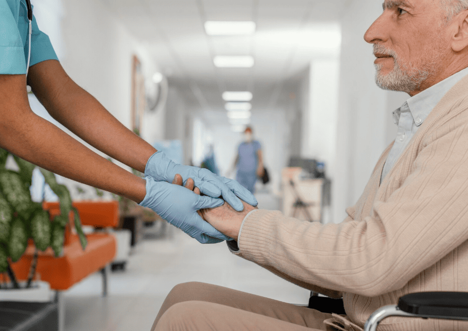 Enfermero y hombre se dan las manos