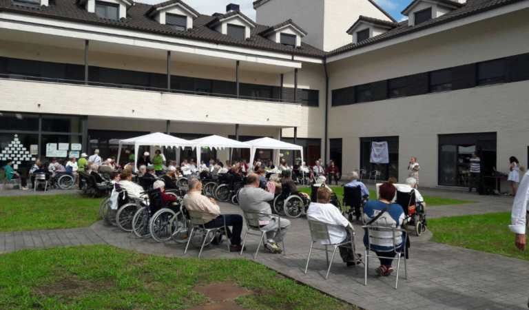 Reunión en el patio