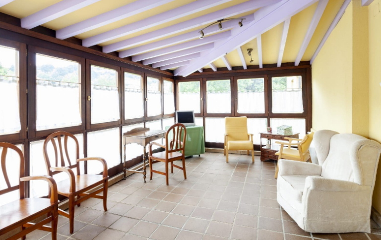 Sala de estar con ventanal